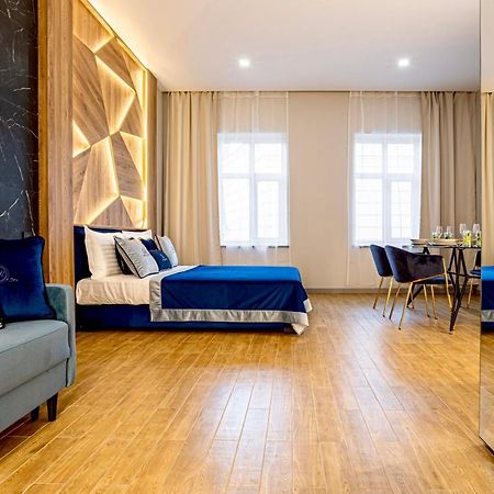 Central Family Boutique Apartments 2 Lviv Buitenkant foto