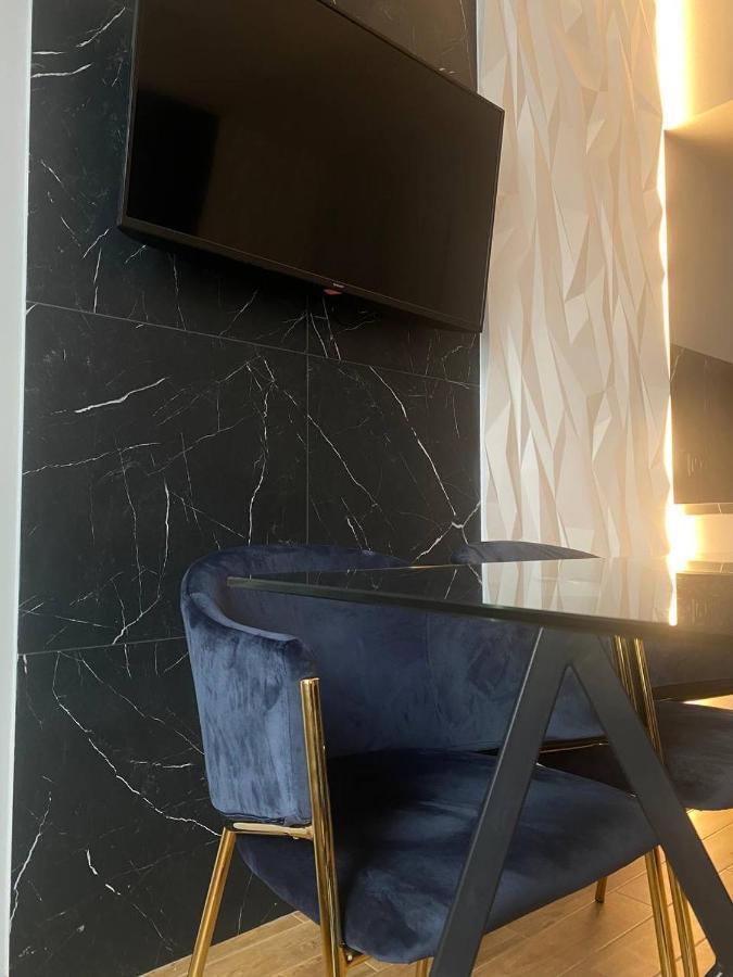 Central Family Boutique Apartments 2 Lviv Buitenkant foto