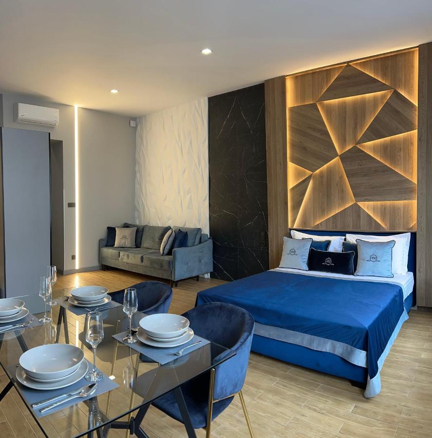 Central Family Boutique Apartments 2 Lviv Buitenkant foto