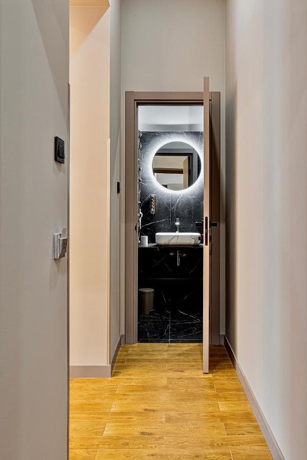 Central Family Boutique Apartments 2 Lviv Buitenkant foto