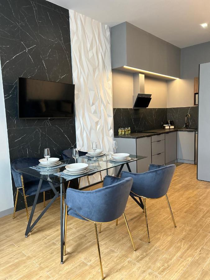 Central Family Boutique Apartments 2 Lviv Buitenkant foto