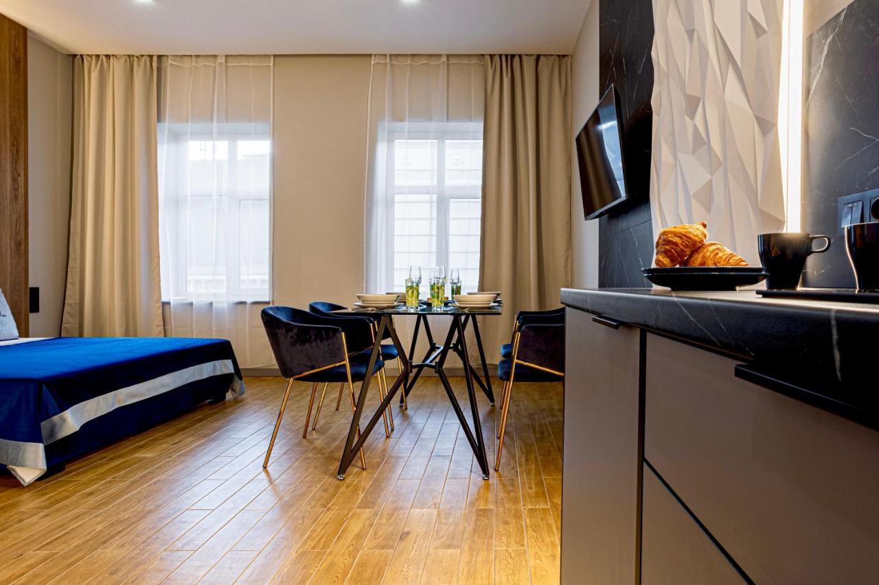Central Family Boutique Apartments 2 Lviv Buitenkant foto