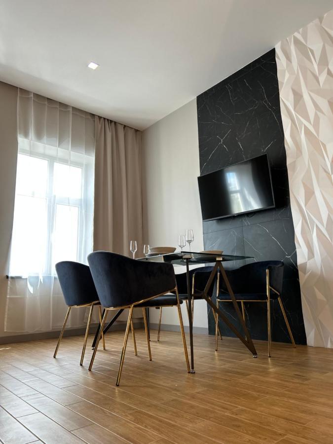Central Family Boutique Apartments 2 Lviv Buitenkant foto
