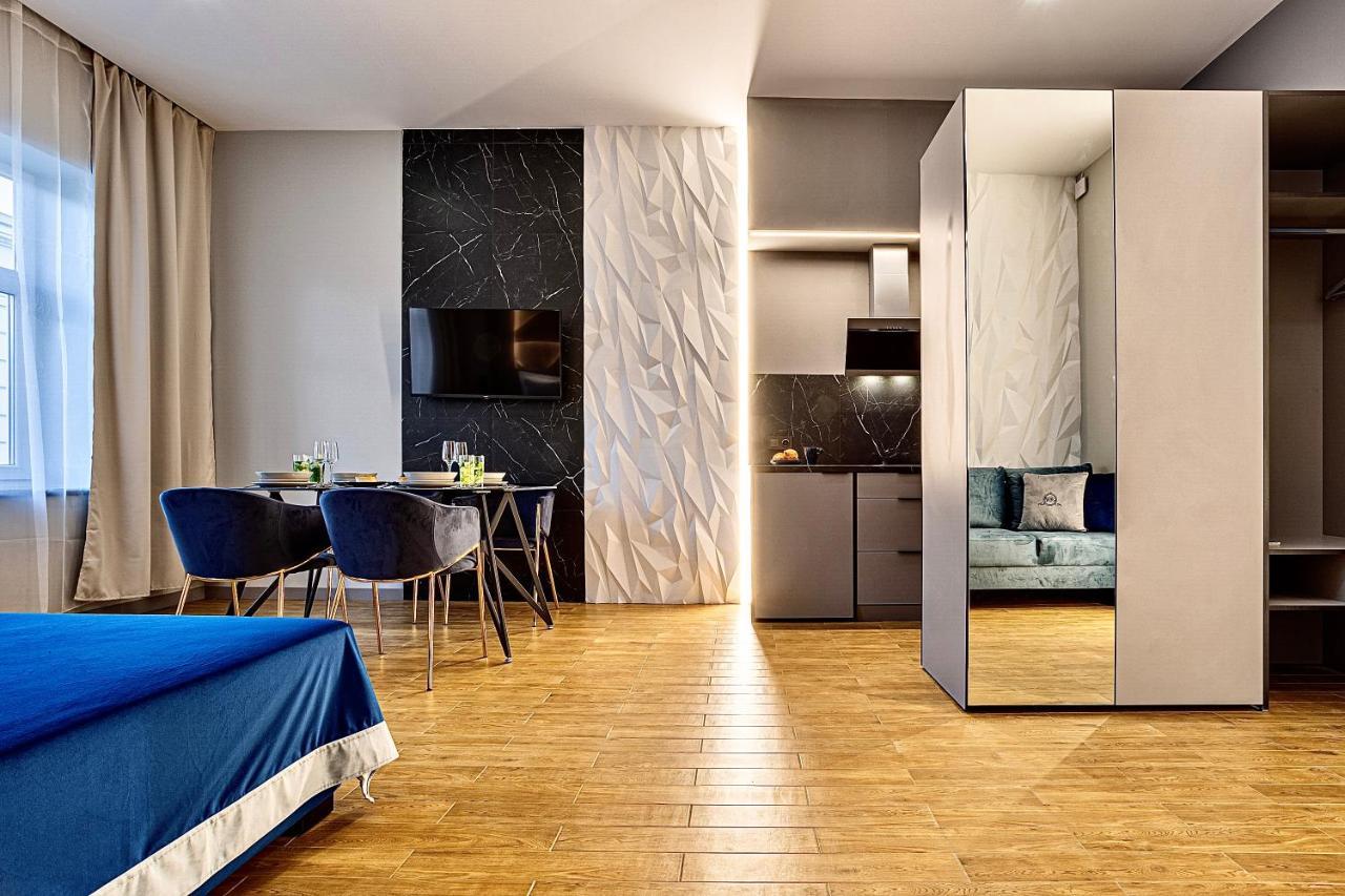 Central Family Boutique Apartments 2 Lviv Buitenkant foto